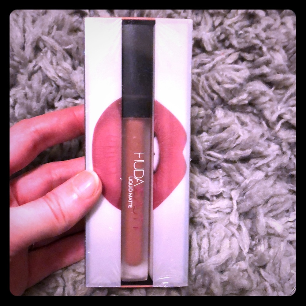 New Huda Beauty Liquid Matte